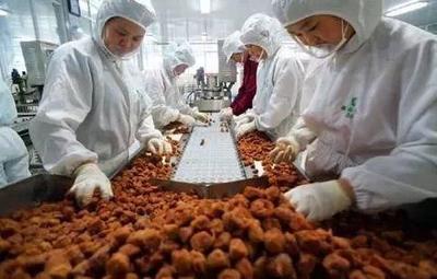3000塊彩禮獨闖上海,靠賣零食狂賺80億!成為零食第一股